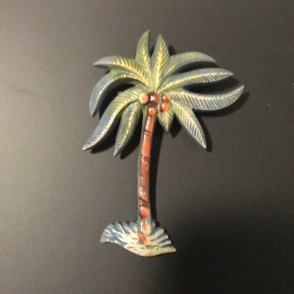 Palm tree brooch/pin.  Novelty piece.  Plastic feel.
